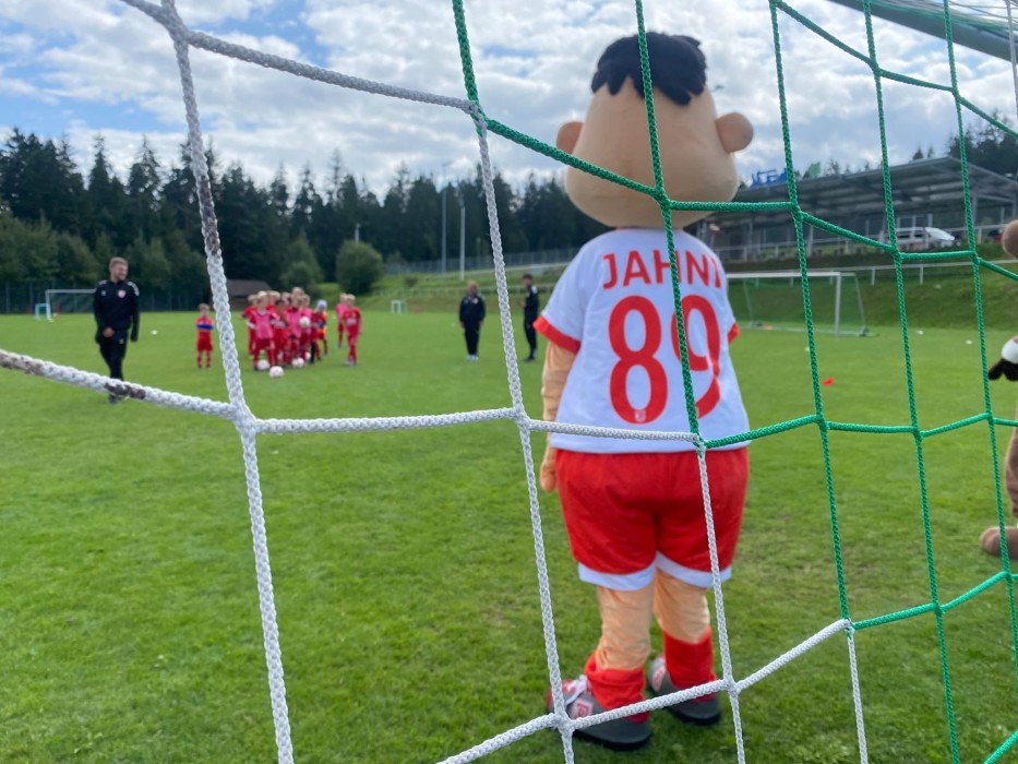 Maskottchen Jahni beim Fußballcamp SSV Jahn Regensburg
