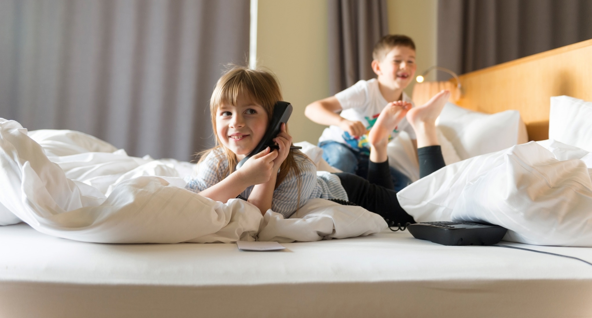 Kinder telefonieren in einer Suite im ULRICHSHOF