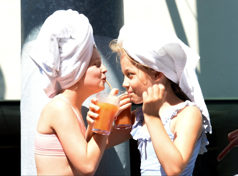 Kinder trinken Kindercocktail im ULRICHSHOF