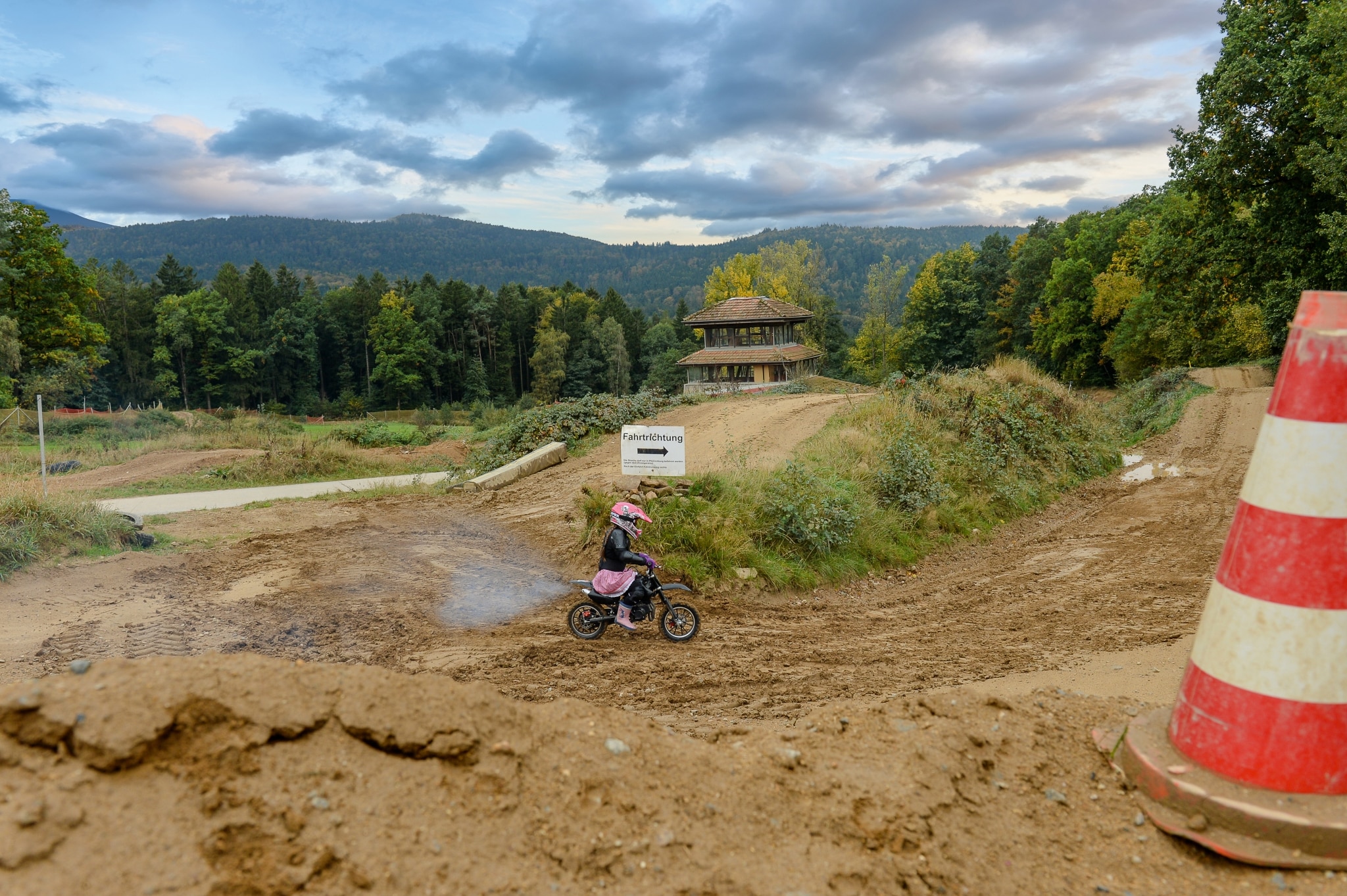 Ein Kind fährt Motocross auf der hauseigenen Motocrossstrecke desULRICHSHOFs