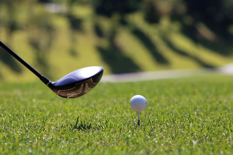 Golfschläger und Ball c Pixabay