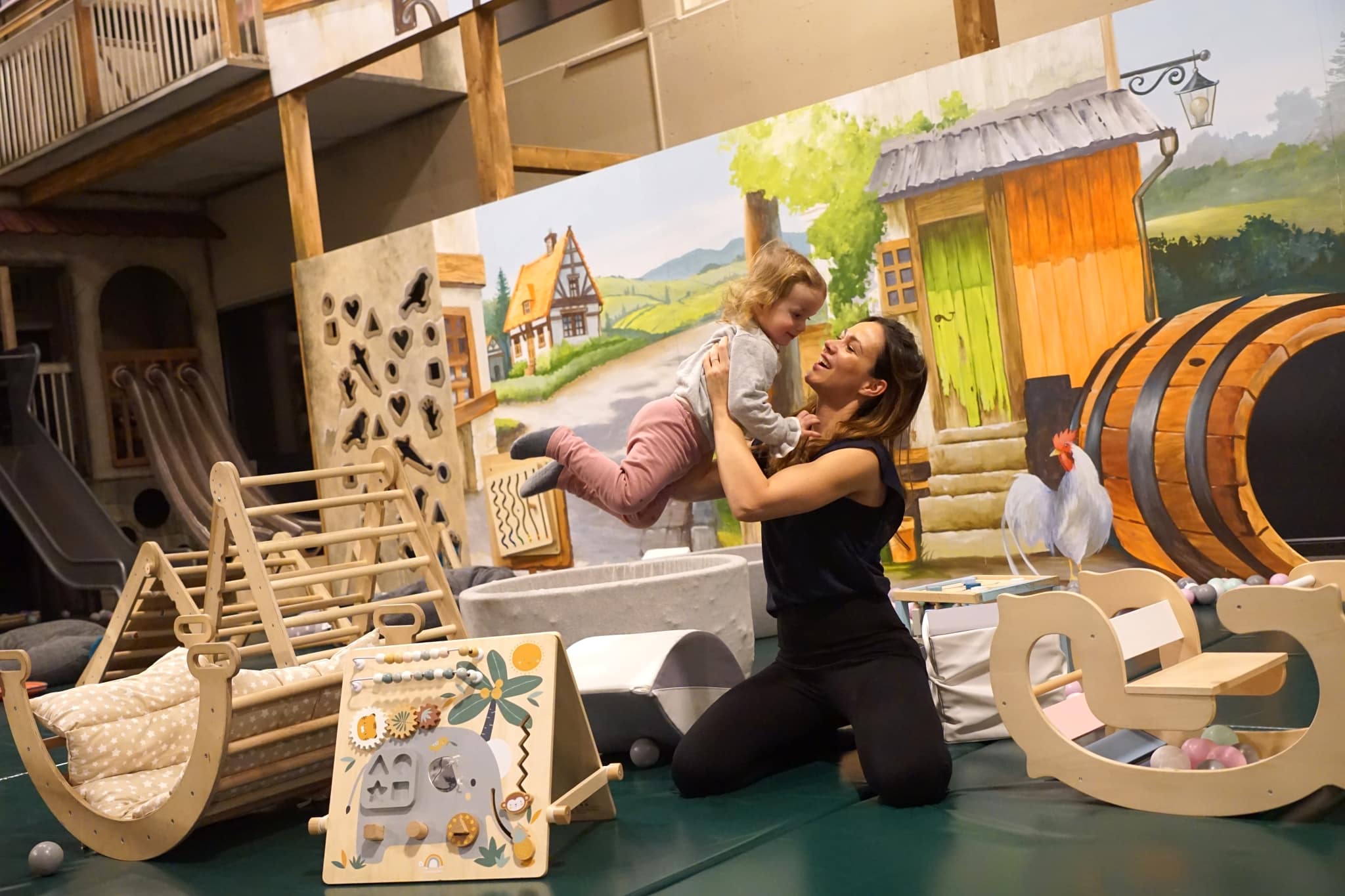 Mutter und Tochter im Baby- und Kleinkindbereich Muckasackal in der Spiel-KISTE im ULRICHSHOF, beim gemeinsamen Spielen zwischen weichen Spielelementen und liebevoll gestalteter Umgebung