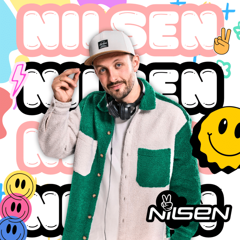 Ein Mann mit Cap und Kopfhörern um den Hals steht vor einem bunten, grafischen Hintergrund mit wiederholtem „Nilsen“-Schriftzug und verspielten Elementen wie Smileys und Blitzsymbolen. Er blickt in die Kamera und hält die Hand in einer lockeren Geste nach oben.
