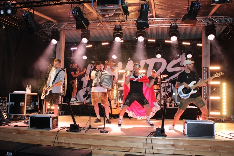 ULRICHSHOF Familienfestival 2026 - Bühne mit D’Hundskrippln