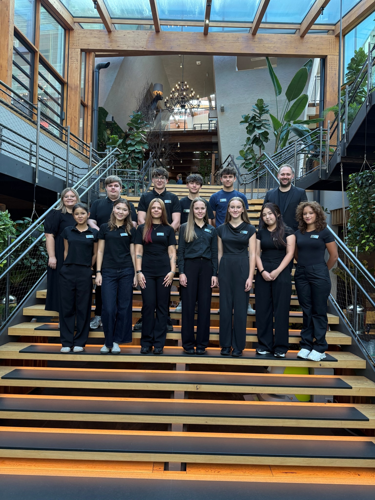 Die neuen Auszubildenden des ULRICHSHOF 2026 bei einem gemeinsamen Gruppenfoto im Hotel. Oben (v. l.): Julia Dobmeier (Personalleitung), Elias Dornbusch (Koch), Oskar Quooss (Hotelfachmann), Leonhard Kerscher (Koch), Ludwig Fellner (Koch), Nikolaus Brandl (Geschäftsleitung) Unten (v. l.): Tatyna Kelgenbaeva (Köchin), Altynai Abdrakhmanova (Fachfrau für Restaurants- und Veranstaltungsgastronomie), Lara Weindich (Hotelfachfrau), Mia Killermann (Hotelfachfrau), Lena Wagner (Hotelfachfrau), Emilia Santashbekova (Hotelfachfrau), Dalys Fickert (Köchin)