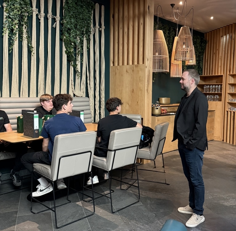 Nikolaus Brandl begrüßt die neuen Auszubildenden des ULRICHSHOF in der Lobby Lounge.
