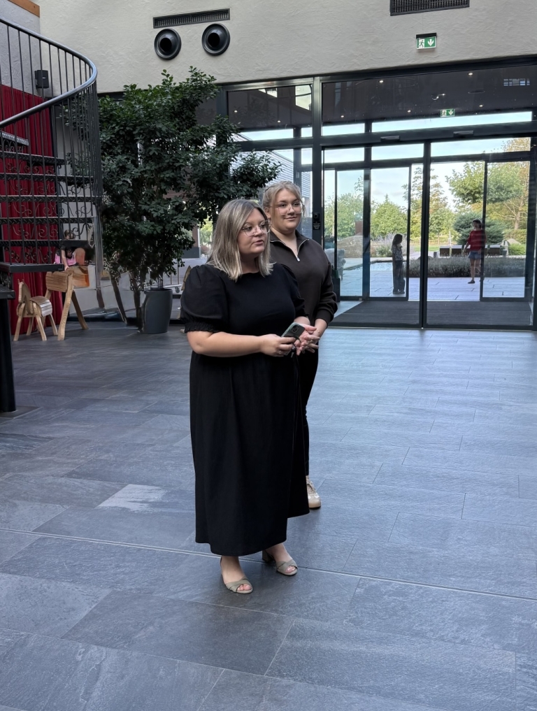 Julia Dobmeier (Personalleitung) und Anna Graßl (Event) bei der Begrüßung der neuen Azubis im Lobby Foyer.